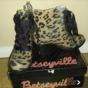 Betsey Johnson leopard print rainboots